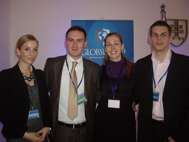 IMGP3977.JPG - zľava – Veronika Ilavská (Project ARES), Michal Križan (prezident Euroatlantického centra -EAC) Lucia Boledovičová (Project ARES), Matúš Masica (Project ARES)